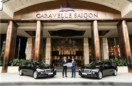 Mercedes-Benz bàn giao 2 xe E 200 thế hệ mới cho khách sạn Caravelle 